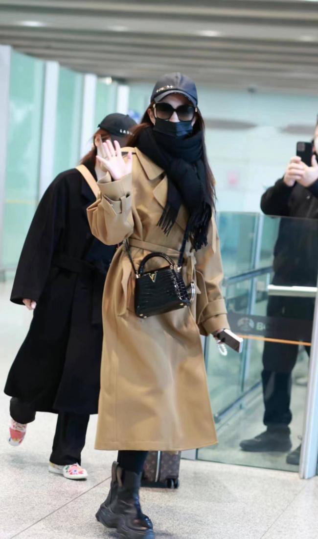 刘亦菲穿一件卡其色风衣走机场 时尚又优雅