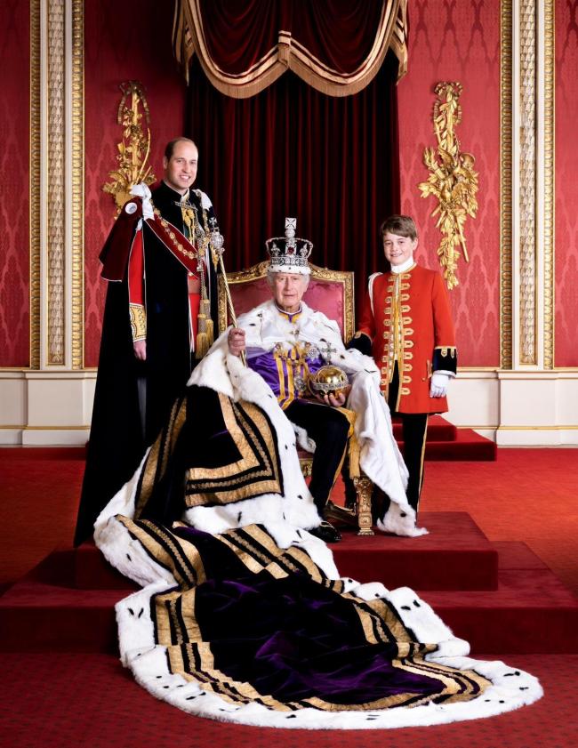 英国王室新照曝光　“王位继承者”集结气势非凡