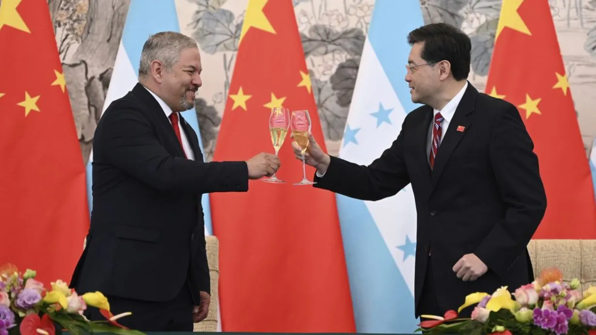 宏都拉斯轉投中國懷抱，外交部長雷依納3月訪問北京，與中國外交部長秦剛舉杯慶祝建交。美聯社