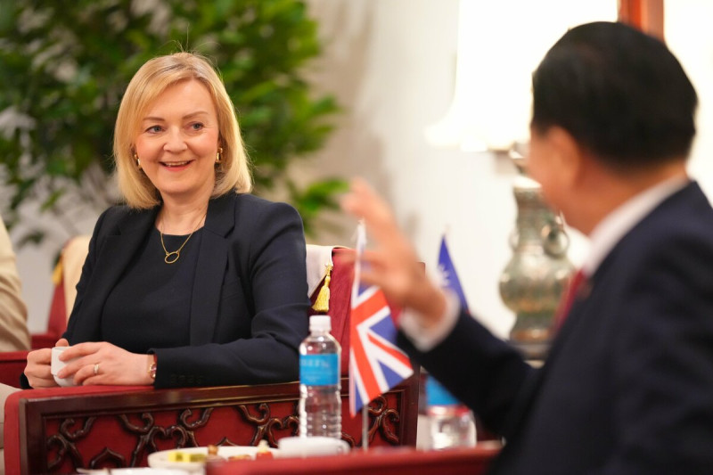 英國前首相特拉斯（左）16日傍晚抵台訪問，備受國際矚目，讓中國不開心。   圖：翻攝自外交部推特