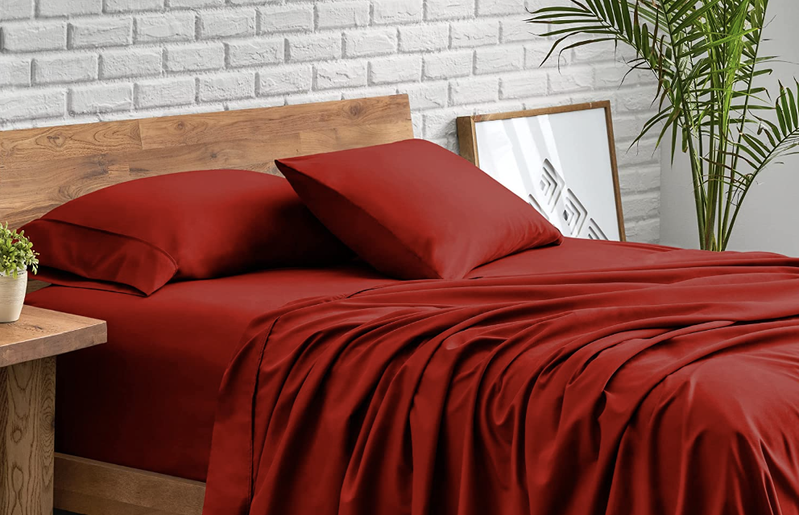 睡眠专家和室内设计师都认为，红色床单是最操的选择。取自Amazon网站