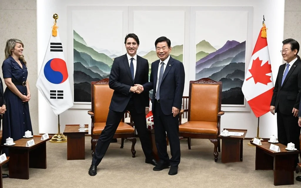 特鲁多叉开腿与韩议长合照，还与韩总统喝交杯酒