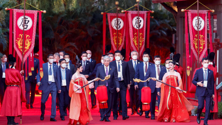 中国-中亚峰会，中国领导人为中亚五国总统举行唐代式欢迎仪式。图为2023年5月18日，在中国陕西省西安市，哈萨克斯坦总统托卡耶夫抵达中国-中亚峰会时的欢迎仪式。
