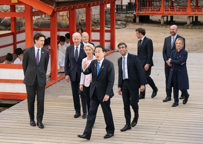 G7峰会首日傍晚游神社 例行合照这一刻小尴尬