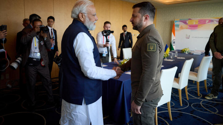 乌克兰总统泽连斯基与印度总理莫迪握手2023年5月20日日本广岛G7 峰会期间