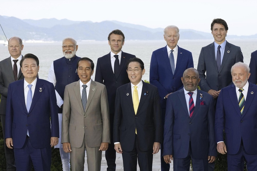 G7峰會在日本廣島舉行，G7成員國領袖及其他受邀國家領袖合影。（美聯社）