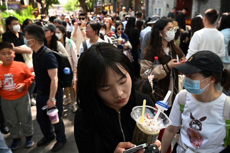 中国多地公安要求家长卸载小孩手机中Telegram等密聊软件。示意图。(Getty Images)