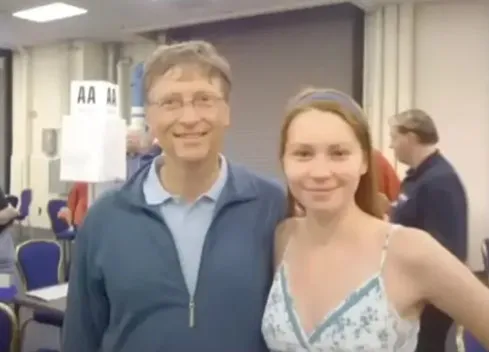 微軟創辦人比爾蓋茲（左）曾與俄羅斯天才橋牌美少女安托娜娃（右）打過橋牌。翻攝IgniteNYC/YouTube
