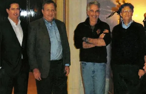 比爾蓋茲（右一）的發言人表示，比爾蓋茲與淫魔富豪艾普斯坦（右二）見面，僅為慈善事業目的。翻攝Jeffrey Epstein files