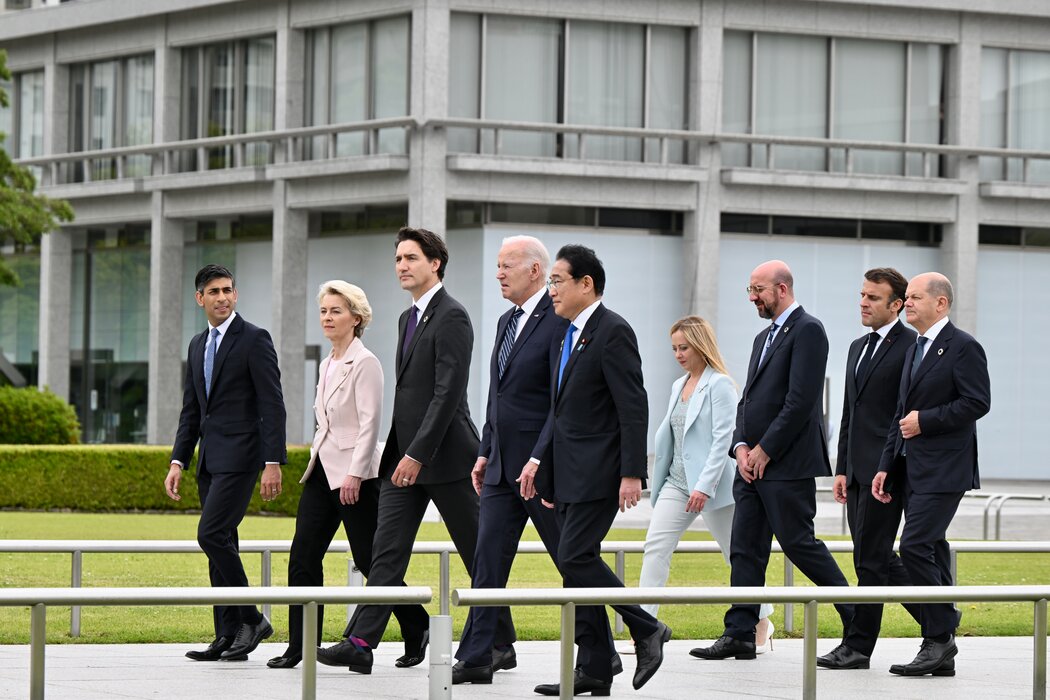 拜登总统与七国集团的其他领导人在日本广岛，摄于上周五。