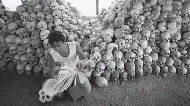 红色高棉：三年屠杀170万人，把女人烤成串吃掉