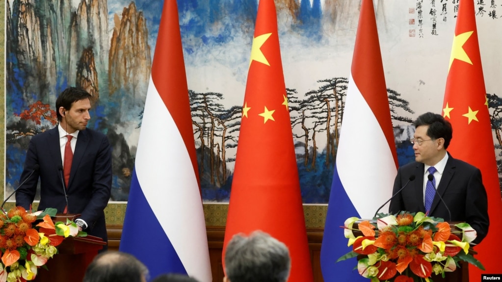 荷兰副首相兼外交大臣胡克斯特拉与中国外长秦刚在北京举行联合记者会。(2023年5月23日）