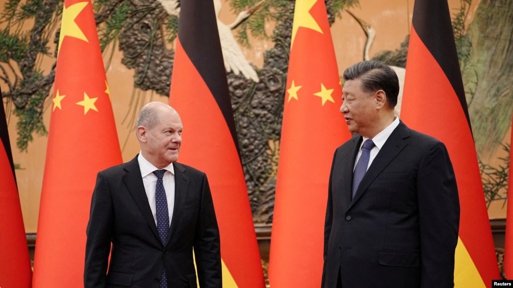 资料照片：2022年11月4日，中国国家主席习近平在北京人大会堂会晤到访的德国总理朔尔茨。（路透社照片）