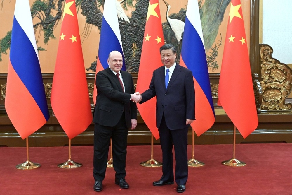 中國領導人習近平接見米舒斯京，重申兩國將加強全方位的合作關係。（美聯社）