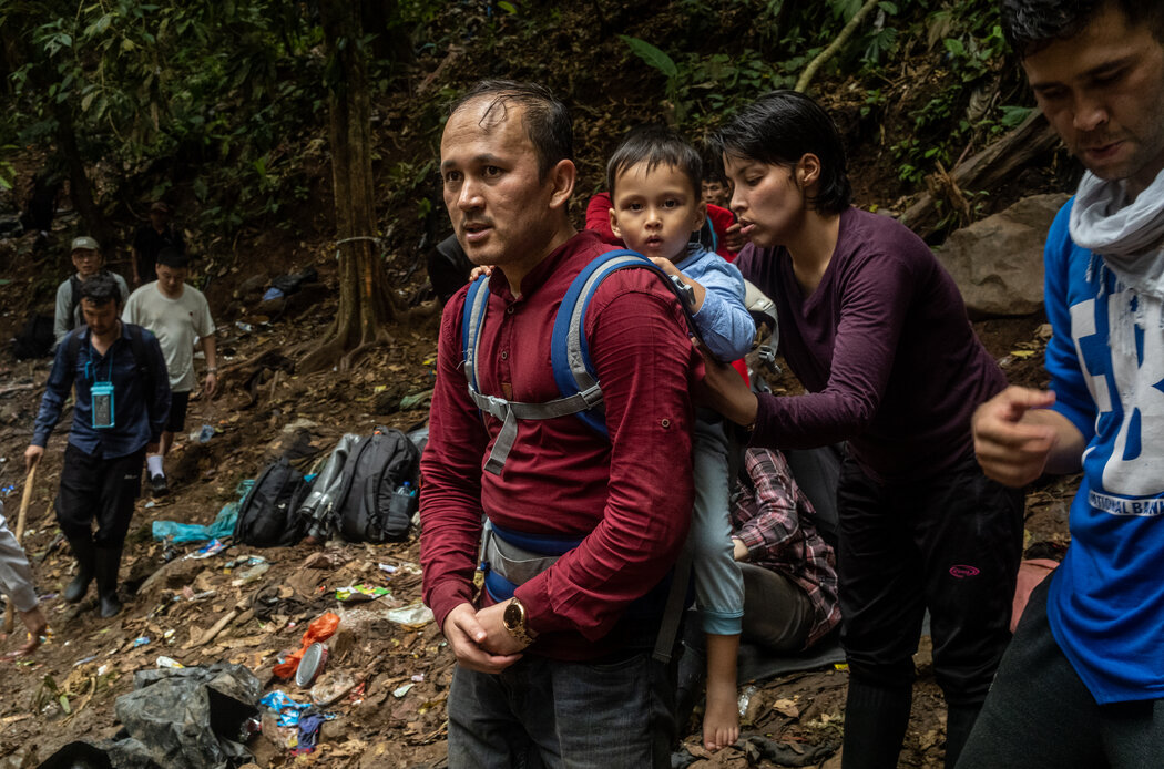阿里、塔伊巴和他们的儿子徒步穿越巴拿马的丛林。“我过去从未想过离开我的国家，”塔伊巴说。