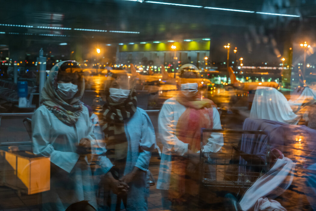 一群生活在圣保罗机场的阿富汗妇女。