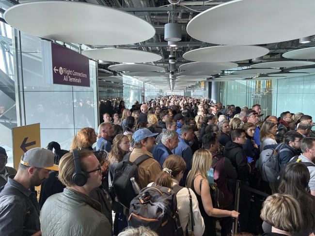英国机场自动通关故障 人工查验护照大排长龙