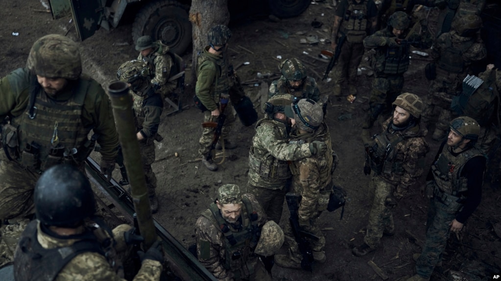 乌克兰军人在巴赫穆特前线休息时相互拥抱。（2023年5月27日）