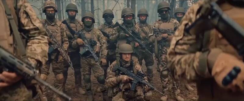烏克蘭武裝部隊總司令扎盧日內Po出一段影片，內容顯示烏克蘭軍隊顯然在日出時進行訓練。   圖：翻攝推特