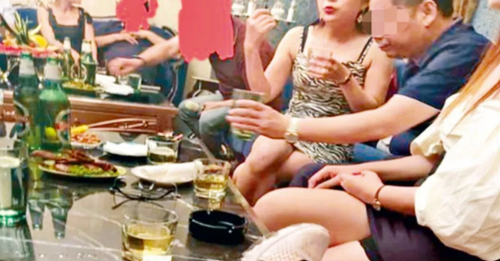 中國高官左國棟（右二）在情色KTV夜總會飲酒作樂，身旁各有一位穿著性感的女子。翻攝微博/山東臨沂