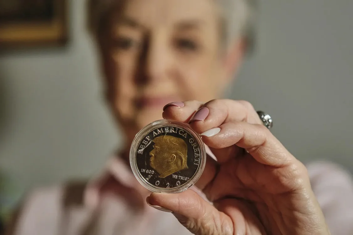 阿拉巴马州的一名年迈女子向NBC展示其购买的“川普币”，图自NBC。