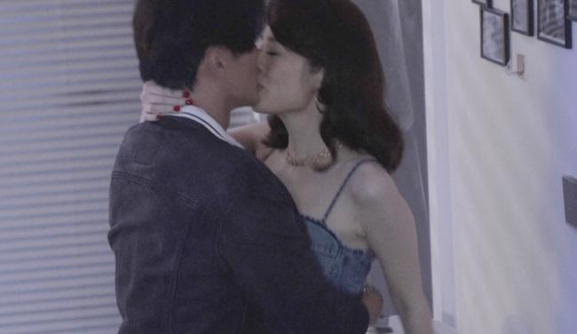 尺度大！TVB出狱男星与女艺人由门外吻到上床