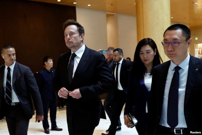正在北京访问的特斯拉首席执行官埃隆·马斯克与特斯拉高层离开北京一家酒店。（2023年5月31日）