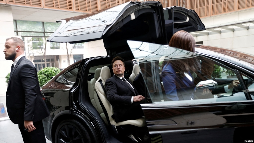 2023年5月31日，特斯拉首席执行官埃隆·马斯克乘坐特斯拉汽车离开中国北京的一家酒店。
