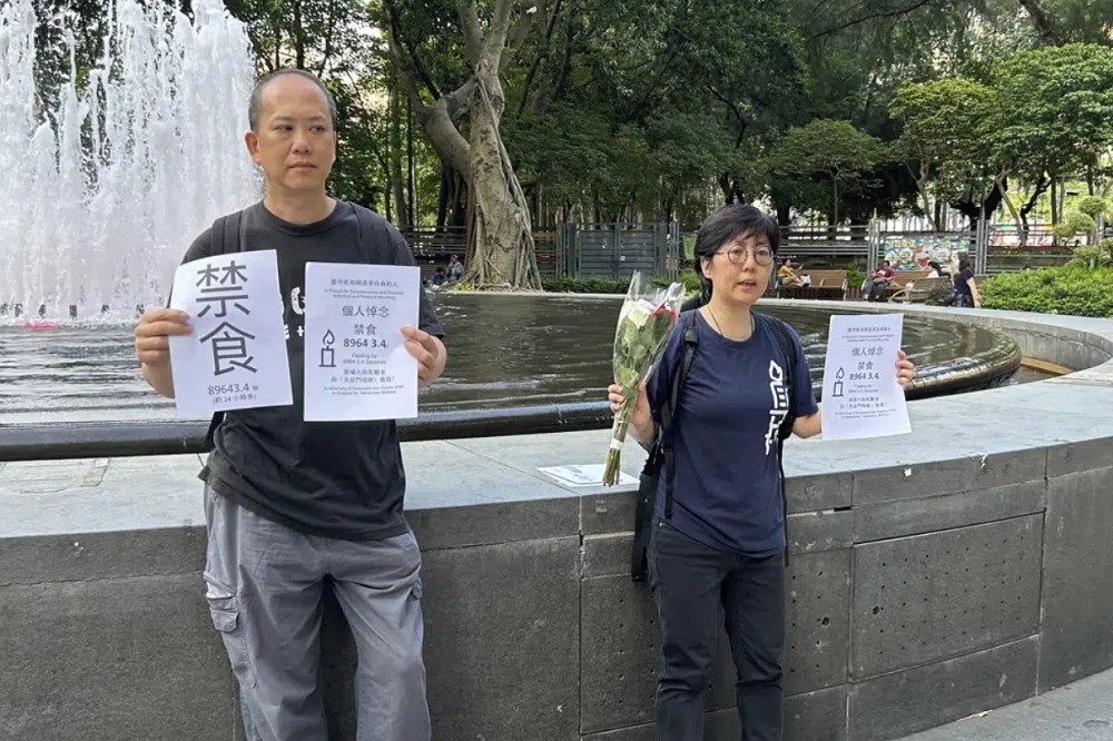日前香港維權人士關振邦（左）和劉嘉儀（右）以禁食紀念六四哀悼遇難者，旋即遭警察逮捕拘留。（美聯社）