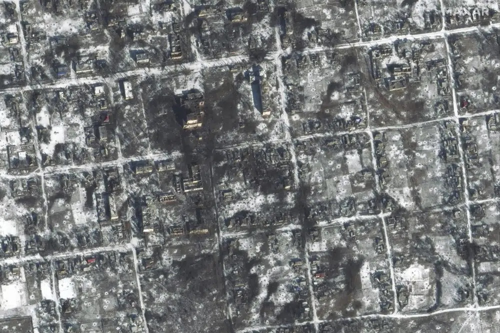 衛星所拍攝的巴赫穆特，90%的建築物已毀。(圖/美聯社)