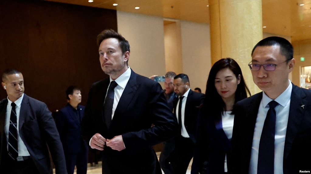 资料照片：特斯拉首席执行官马斯克与特斯拉高管一道离开北京的一家酒店。(2023年5月31日)