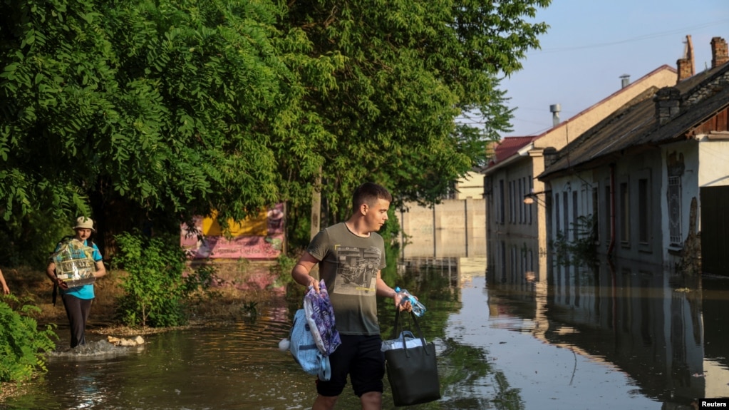 乌克兰赫尔松地区居民在卡霍夫卡大坝炸毁后紧急撤离。（2023年6月6日）