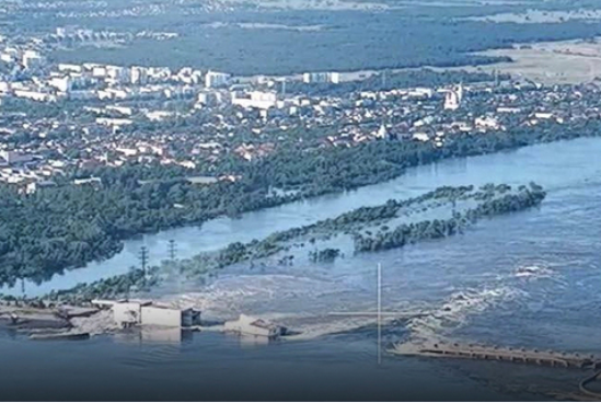 乌克兰大坝被毁引发洪水 迫使上万人疏散