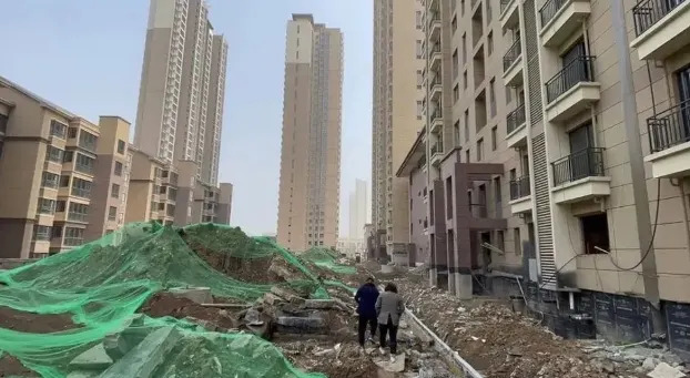 中國經濟崩壞，房地產崩盤，許多地方都出現爛尾樓，圖為西安的一處工地。 圖 : 翻攝自企鵝號