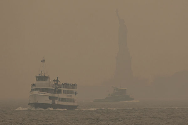 ▲▼ 美国纽约被雾霾笼罩。后面是自由女神像。（图／达志影像／美联社）