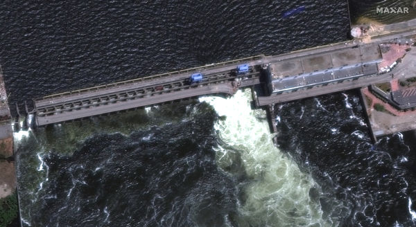 ▲▼乌克兰赫尔松南部新卡科夫卡水坝（Nova Kakhovka dam）遭到破坏，卫星影像可见水不断从中流出。（图／路透）