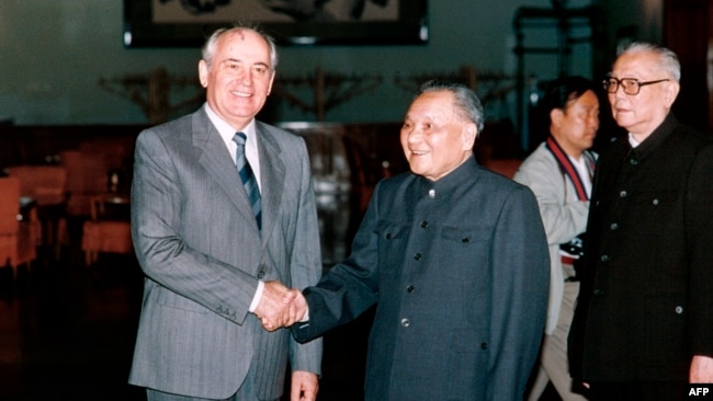 资料照：中共前领导人的邓小平在北京与到访的苏联前领导人戈尔巴乔夫握手。（1989年5月16日）