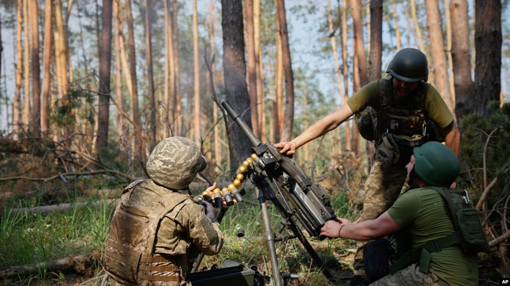 2023年6月8日，乌克兰士兵用榴弹发射器攻击卢甘斯克地区克雷明纳附近前线的俄罗斯阵地。