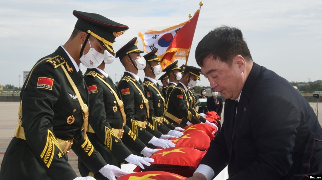 资料照片：2022年9月16日，中国驻韩国大使邢海明在仁川国际机场举行的交接仪式上用中国国旗盖住装有中国士兵遗骸的棺木。（路透社照片）
