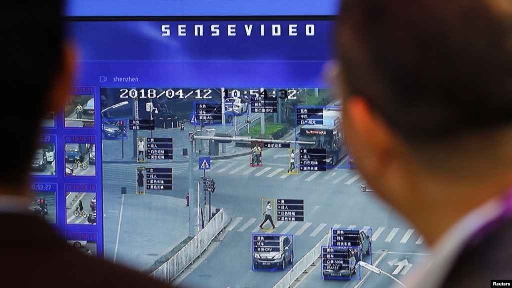 参观者在北京观看中国2018安博会期间展出的监管交通的人工智能人脸识别系统。（2018年10月23日）