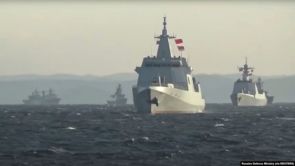 俄中海军在日本海举行联合军演。（2021年10月18日）