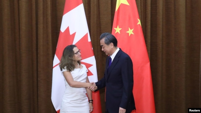 时任加拿大外长的方慧兰（Chrystia Freeland）2017年8月与时任中国外长王毅会面。（路透社）