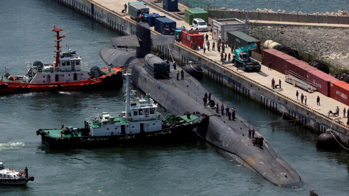 2023年6月16日，美国俄亥俄级核动力潜艇密歇根号（SSGN 727）在韩国釜山的一个港口停泊。 