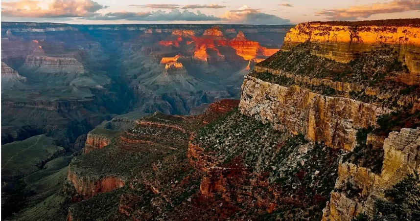 美國亞利桑那州（Arizona）日前傳出一名男子前往當地知名景點「大峽谷」遊玩時，意外從大峽谷天空步道觀景台墜落，當場身亡。（圖／Pixabay）