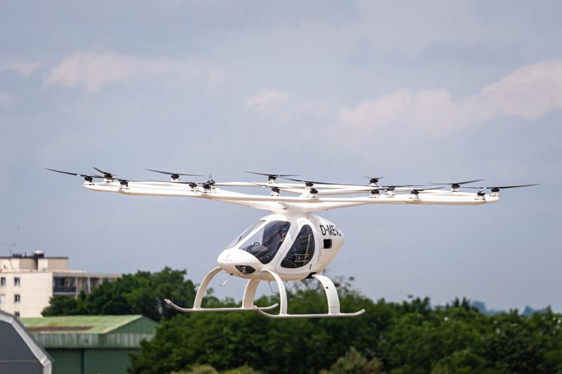 飛天車成為巴黎航空展的亮點。圖為Velocopter公司研發的Volocity飛天計程車。（歐新社）
