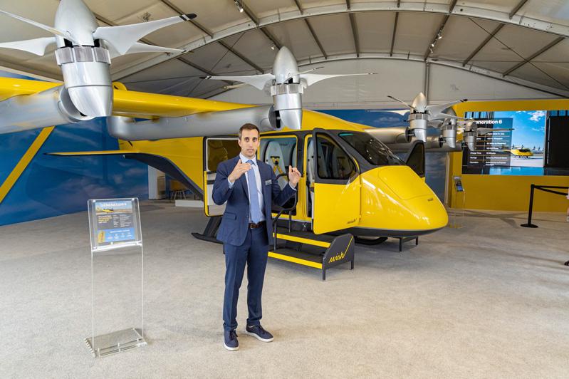 Wisk Aero執行長Brian Yutko在巴黎航空展介紹該公司正在開發的四...