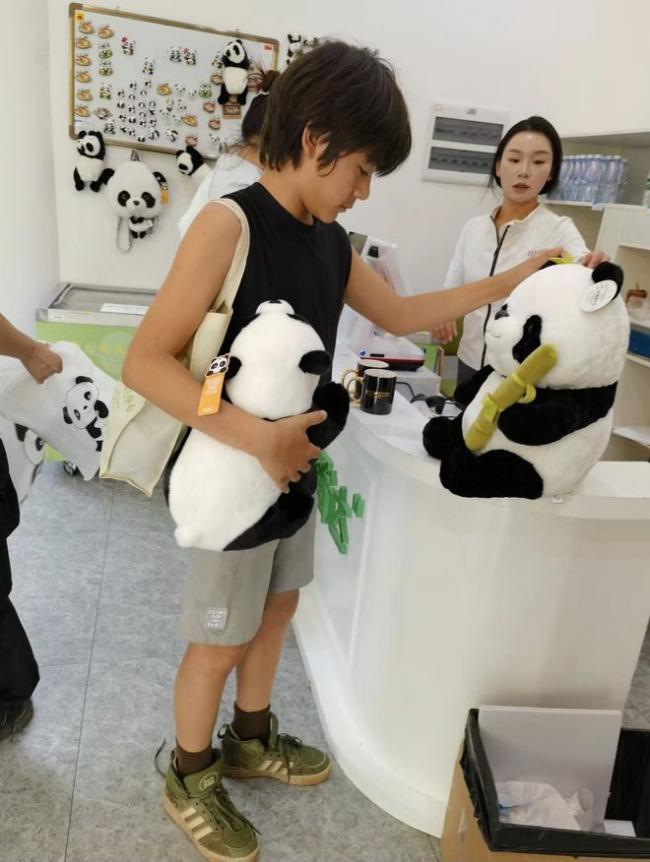 刘烨儿女熊猫基地被偶遇 诺一背帆布包好朴实
