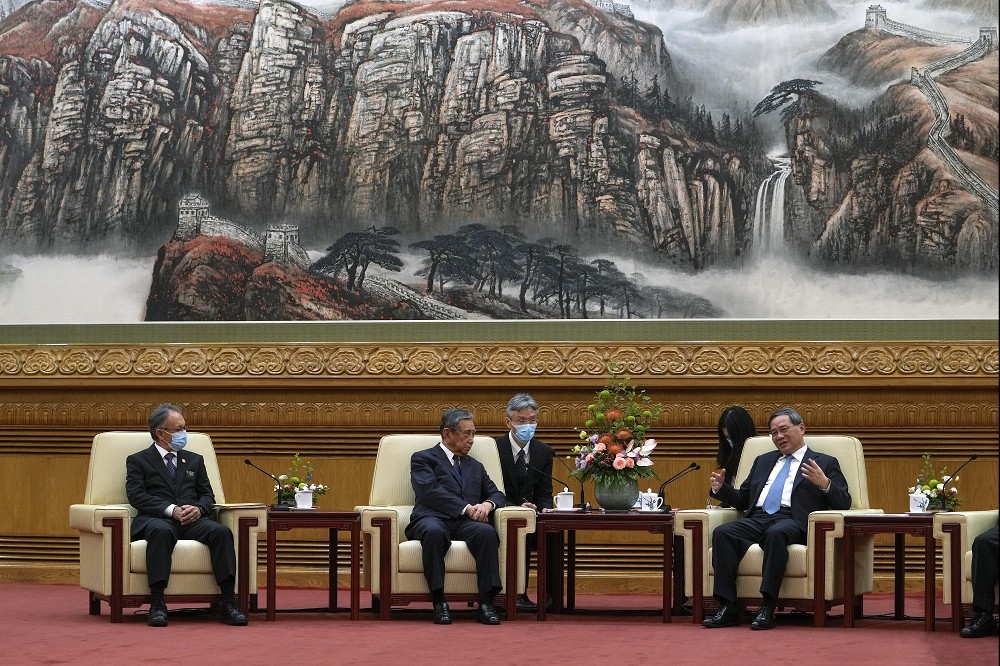 中国国务院总理李强（右）在北京，与日本前众院议长河野洋平（中）以及冲绳县知事玉木丹尼（左）举行会谈。（美联社）