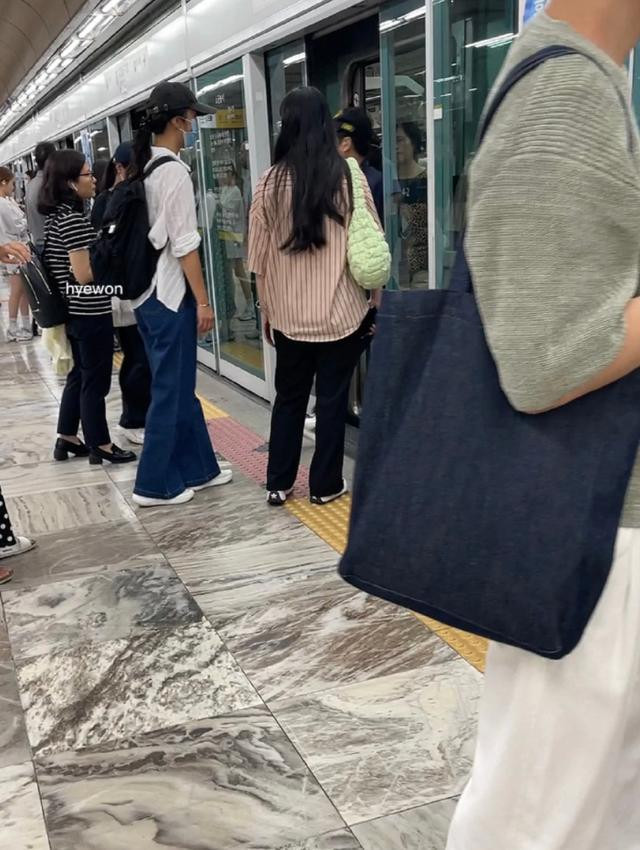 网友韩国地铁偶遇汤唯 白衣蓝裤随性接地气