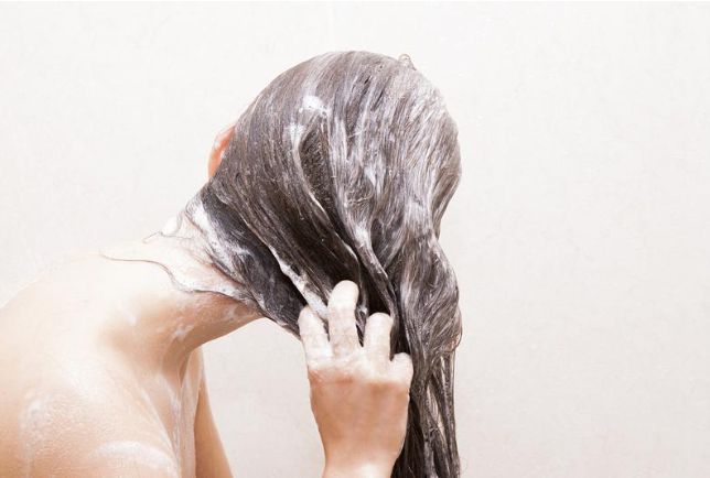 这两种洗发精 专家：恐让头发变少、干燥和断裂